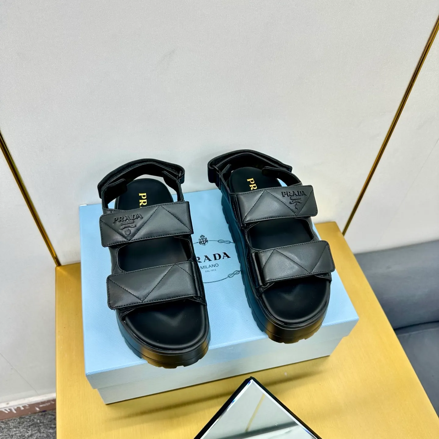 💕💕Factory direct selling price p480💕💕 The highest version of Prada's new thick-soled casual sneakers. This sneaker continues the timeless silhouette and is a new classic item. Crafted from leather to enhance style. The style is light, with a triangle buckle logo and a 5CM thick sole. It is suitable for all seasons and can be matched with all kinds of casual styles. In an era where various styles are full of attention, the most long-term companion and the one that captures people's hearts bit by bit is undoubtedly the white shoe. Fabric: Cowhide Lining: Sheepskin Outsole: Original rubber outsole Sole thickness: 5CM Size 35-41
